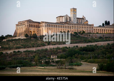 Romanischen und gotischen Franziskanerklosters Italienisch Sacro Convento mit Oberen Kirche und die untere Kirche Eucharistiefeier der Basilika di San Francesco (Päpstliche Basilikum Stockfoto