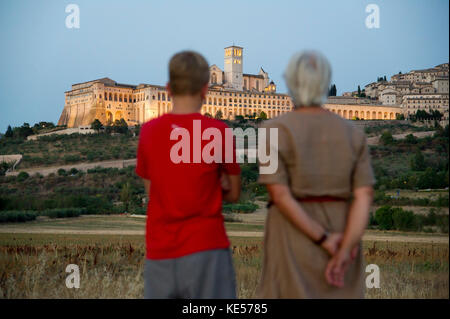 Romanischen und gotischen Franziskanerklosters Italienisch Sacro Convento mit Oberen Kirche und die untere Kirche Eucharistiefeier der Basilika di San Francesco (Päpstliche Basilikum Stockfoto