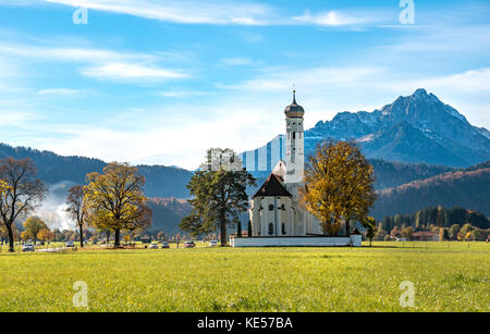 Wallfahrtskirche St. Coloman im Herbst, Schwangau, Füssen, Ostallgäu, Allgäu, Schwaben, Bayern, Deutschland Stockfoto