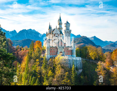 Schloss Neuschwanstein im Herbst, Schwangau, Ostallgäu, Allgäu, Schwaben, Oberbayern, Bayern, Deutschland Stockfoto
