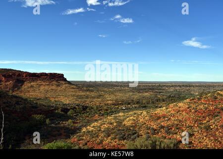 Wandern rund um den Kings Canyon, rund 2 Stunden mit dem Auto von uluru. Pic im November 2016 getroffen wurde. Stockfoto