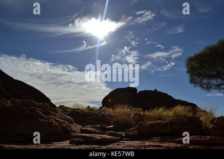 Wandern rund um den Kings Canyon, rund 2 Stunden mit dem Auto von uluru. Pic im November 2016 getroffen wurde. Stockfoto