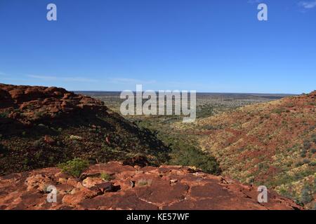 Wandern rund um den Kings Canyon, rund 2 Stunden mit dem Auto von uluru. Pic im November 2016 getroffen wurde. Stockfoto