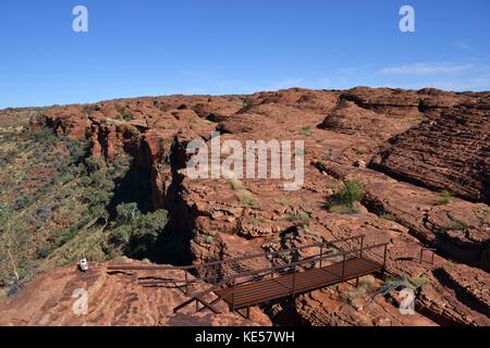 Wandern rund um den Kings Canyon, rund 2 Stunden mit dem Auto von uluru. Pic im November 2016 getroffen wurde. Stockfoto