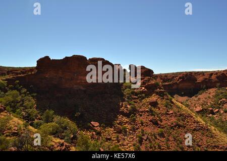 Wandern rund um den Kings Canyon, rund 2 Stunden mit dem Auto von uluru. Pic im November 2016 getroffen wurde. Stockfoto