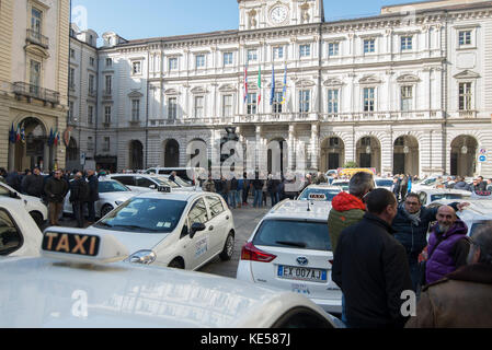 Turin, Italien 16 2017 Februar: Taxifahrer protestieren in Turin gegen uber und neue Gesetze auf Palazzo Civico, Piazza Castello in Turin, Italien Stockfoto