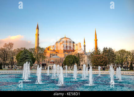 Hagia Sophia bei Sonnenuntergang, Ayasofya, Brunnen in Sultanahmet, Sultan Ahmed Park, Istanbul, europäischer Teil, Türkei Stockfoto