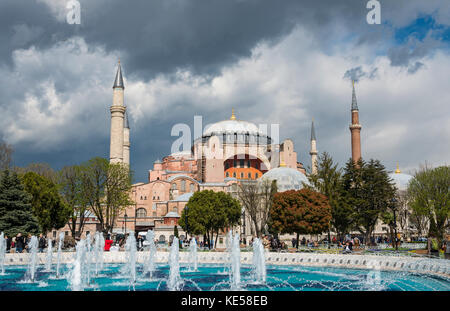 Die Hagia Sophia, Ayasofya, Brunnen in Sultan Ahmed Park, Istanbul, europäischen Teil, Türkei Stockfoto