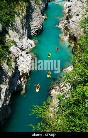 Paddler auf dem Fluss Soca, Kobarid, Slowenien Stockfoto
