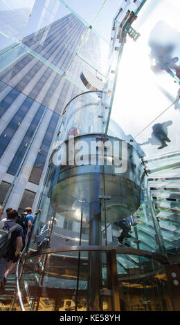 New York City, USA - 10. Juli 2015: Apple Store cube auf der 5th Avenue. Apple Logo im Apple Store auf der 5th Ave. das Glas vor dem Store in l suchen Stockfoto