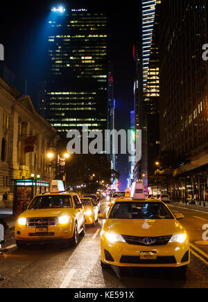 New York City, USA - 12. Juli 2015: Verkehr mit vielen gelben Taxis in Downtown Manhattan an der 42nd Sreet bei Nacht. Die gelben Taxis sind eine der wichtigsten Sy Stockfoto