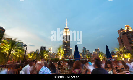 New York City, USA - 13. Juli 2015: Blick auf den berühmten Empire State Building bei Sonnenuntergang. Diese Ansicht ist von der Dachterrasse des 230 - 5 bar. Stockfoto