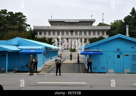 PANMUNJOM, SÜDKOREA - 26. SEPTEMBER 2014: Koreanische Soldaten beobachten Grenze zwischen Süd- und Nordkorea in der Joint Security Area (DMZ) auf Septemb Stockfoto