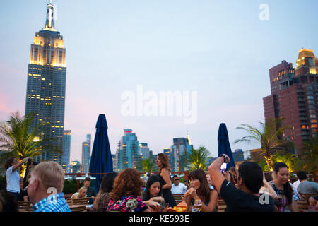 New York City, USA - 13. Juli 2015: Blick auf den berühmten Empire State Building bei Sonnenuntergang. Diese Ansicht ist von der Dachterrasse des 230 - 5 bar. Stockfoto