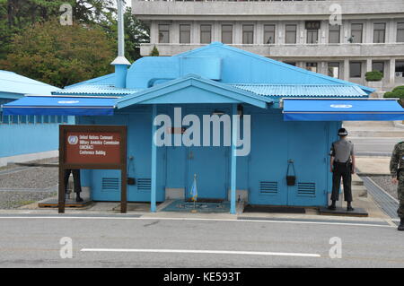 PANMUNJOM, SÜDKOREA - 26. SEPTEMBER 2014: Koreanische Soldaten beobachten Grenze zwischen Süd- und Nordkorea in der Joint Security Area (DMZ) auf Septemb Stockfoto