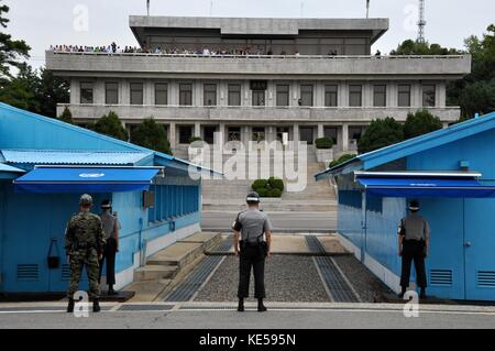 PANMUNJOM, SÜDKOREA - 26. SEPTEMBER 2014: Koreanische Soldaten beobachten Grenze zwischen Süd- und Nordkorea in der Joint Security Area (DMZ) auf Septemb Stockfoto