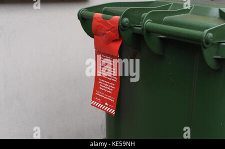 Warnungen zu Southampton City Rat Abfallbehältern angebracht, was Abfall in Mülltonnen gestellt werden können und der Beratung rechtliche Maßnahmen, falls missbraucht. Stockfoto