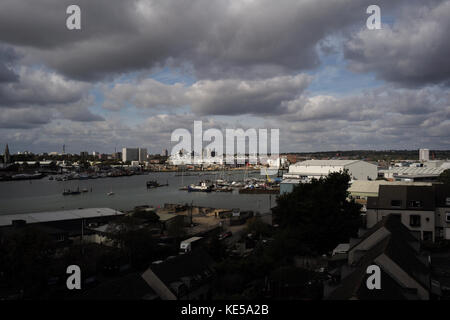 Eine Luftaufnahme von St Marys Stadium, Heimstadion der Southampton Football Club zeigt seine Position auf dem Fluss Itchen und die umliegenden waterside Industrie Stockfoto