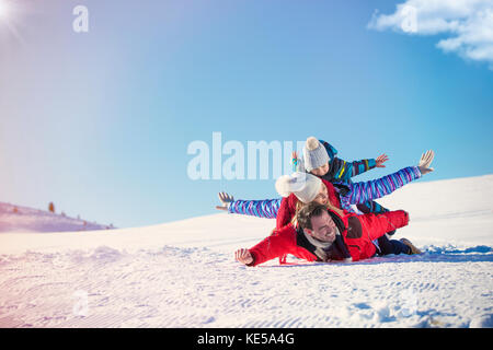 Ski, Schnee, Sonne und viel Spaß - glückliche Familie in den Skiurlaub Stockfoto
