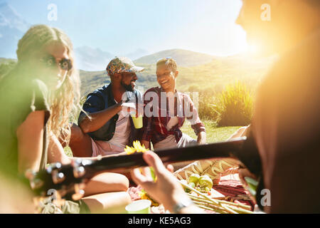 Junge Freunde genießen Picknick im sonnigen Sommerpark Stockfoto
