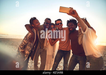 Junge Freunde mit Kamera-Handy machen Selfie auf sonnigen Sommer Strand Stockfoto