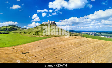 Anzeigen von spissky hrad und ein Feld mit Rundballen in der Slowakei, in Mitteleuropa Stockfoto