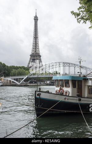 Ein Blick auf den Eiffelturm aus über dem Fluss Seine in Paris, Frankreich Stockfoto