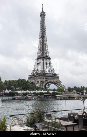 Ein Blick auf den Eiffelturm aus über dem Fluss Seine in Paris, Frankreich Stockfoto