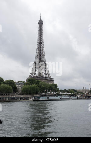 Ein Blick auf den Eiffelturm aus über dem Fluss Seine in Paris, Frankreich Stockfoto