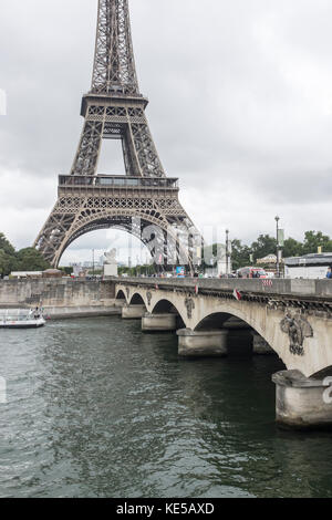 Ein Blick auf den Eiffelturm von Pont d'Iena in Paris, Frankreich Stockfoto