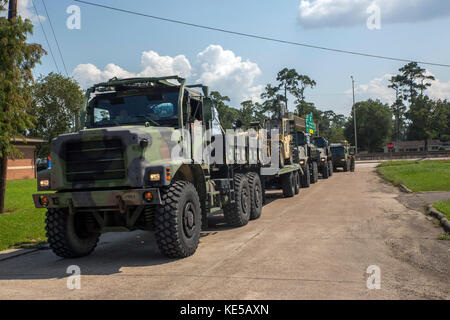 Marine Corps Medium Tactical Vehicle Replacement 7-Tonnen-LKWs transportieren Vorräte nach Texas. Stockfoto