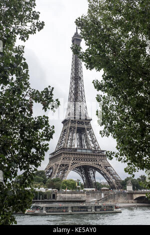 Ein Blick auf den Eiffelturm aus über dem Fluss Seine in Paris, Frankreich Stockfoto