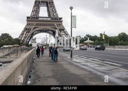 Ein Blick auf den Eiffelturm von Pont d'Iena in Paris, Frankreich Stockfoto