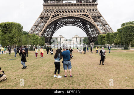 Touristen nehmen Sie Fotos von sich selbst mit dem Eiffelturm auf der Camps de Mars in Paris, Frankreich Stockfoto