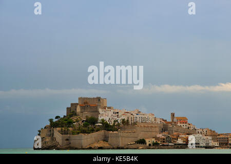 Die Stadt und das Schloss von Papa Luna. Peniscola, Spanien. Stockfoto