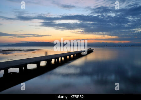 Sonnenuntergang bei El Trabucador Strand in Ebro Delta, Tarragona. Katalonien, Spanien. Stockfoto