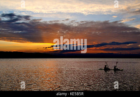 Kajak in El Trabucador Strand. Ebro Delta, Tarragona. Katalonien, Spanien. Stockfoto