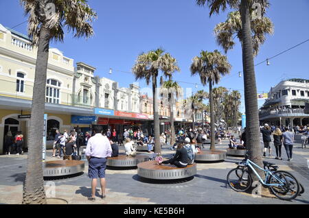 Eine Straße Szene des Corso, der Haupteinkaufsstraße in Manly, Sydney, Australien Stockfoto