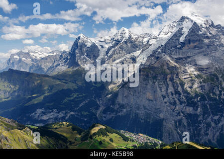 Blick über das Lauterbrunnental auf Eiger, Mönch, Jungfrau und das Dorf Mürren vom Schilthorn Gipfel, Schweiz. Stockfoto