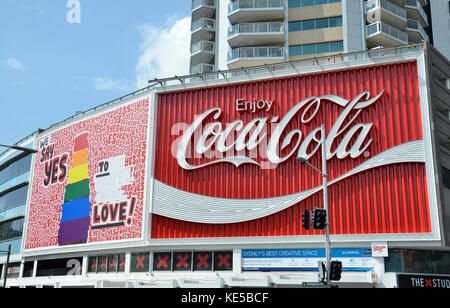 Die berühmten coca cola Leuchtreklame, gesehen als das Tor zum King's Cross Viertel von Sydney Stockfoto