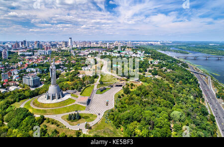 Luftaufnahme des Vaterlandes Monument und Pechersk Lavra in Kiew, Ukraine Stockfoto