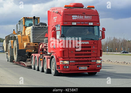 Mariehamn, Finnland - 23 April, 2016: Scania 164g transportiert schwere Volvo l350f Radlader als große Last in Mariehamn, Finnland. Stockfoto