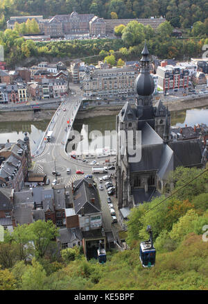 Dinant, Belgien, 13. Oktober 2017: Blick von der Zitadelle auf der Maas und der Muttergottes Kirche in Dinant, Namur. Stockfoto