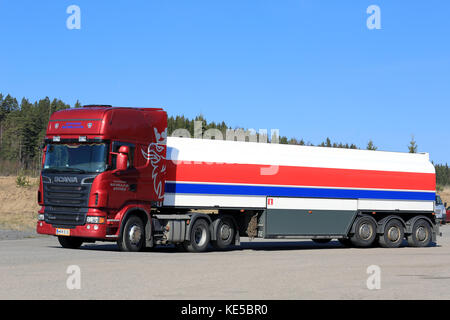 Salo, Finnland - 16 April 2016: rote Scania R580 semi Tank-LKW hält an den Asphalt Hof von einem Truck Stop in Süden Finnlands an einem sonnigen Tag mit Blau Stockfoto