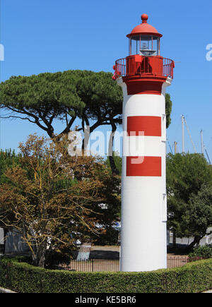 Rot-weissen Leuchtturm an der Einfahrt zum Alten Hafen von La Rochelle, Frankreich. Stockfoto