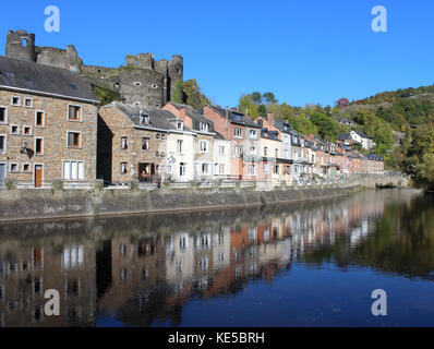 La Roche en Ardenne, Belgien, 14. Oktober 2017: Blick über den Fluss Ourthe zu den Ruinen der Burg in La Roche-en-Ardenne, eine historische Stadt. Stockfoto