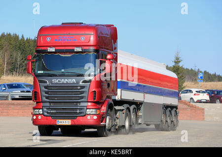 Salo, Finnland - 16 April 2016: unbenannte lkw-fahrer Parks red Scania R580 semi tank Lkw bei einem Lkw im Süden Finnlands an einem sonnigen Tag mit Bl stoppt Stockfoto