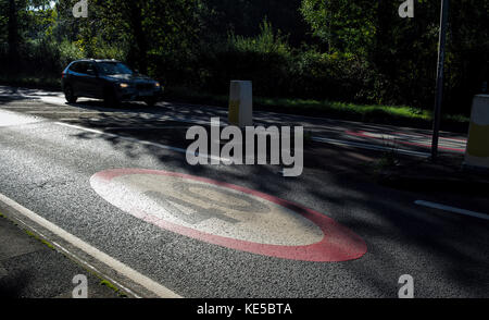 40 mph Geschwindigkeit Warnzeichen auf der A36 West gelb nach Salisbury Hampshire England. Stockfoto