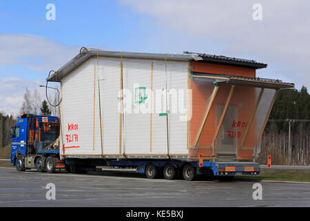 Mariehamn, Finnland - 23 April, 2016: Volvo fh semi ist bereit, Fertighaus Modul als übergroße Belastung im Süden Finnlands zu transportieren. Stockfoto