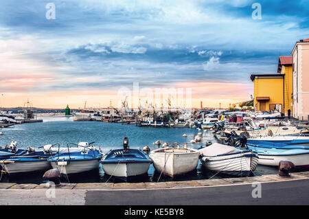 Jetty Anlegestellen für Boote und Yachten an der Mittelmeerküste in der Morgendämmerung. Piran, Slowenien. Die horizontalen Rahmen. Stockfoto